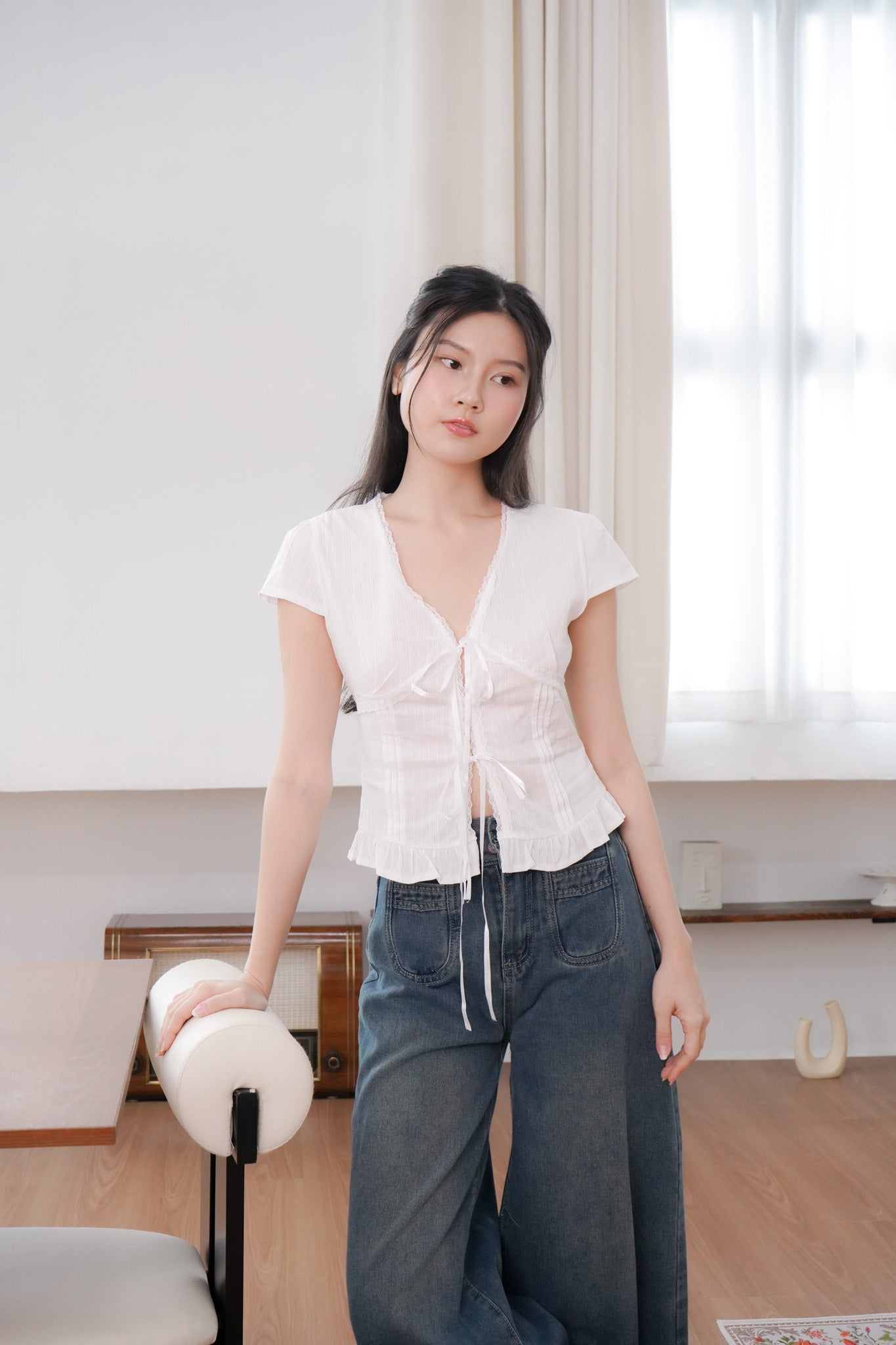 Luna White lace v-neck with ribbon