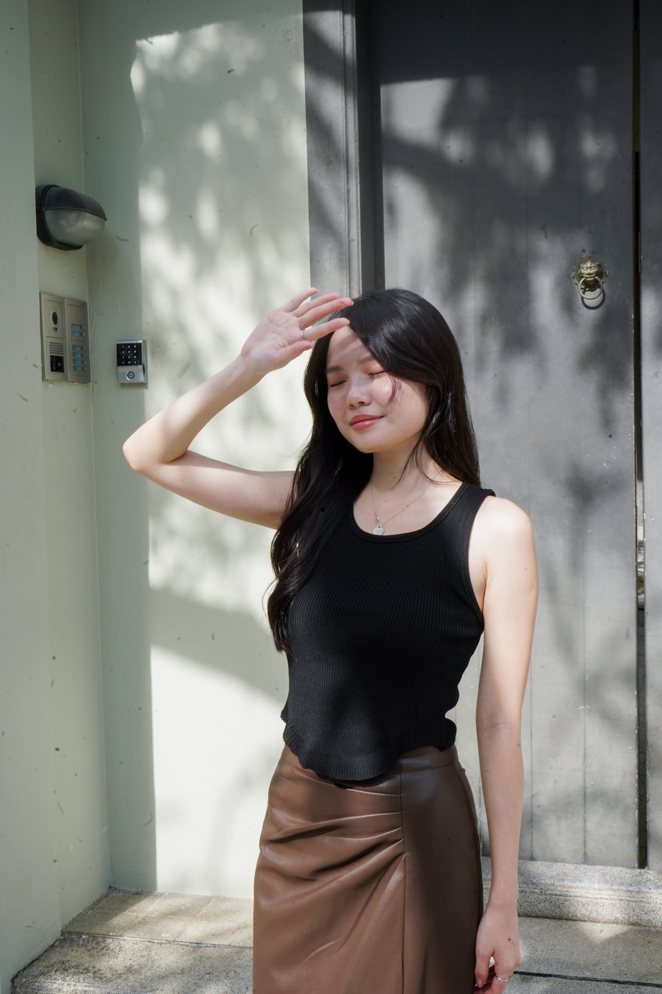 Axel Curved Hem Top (Black)