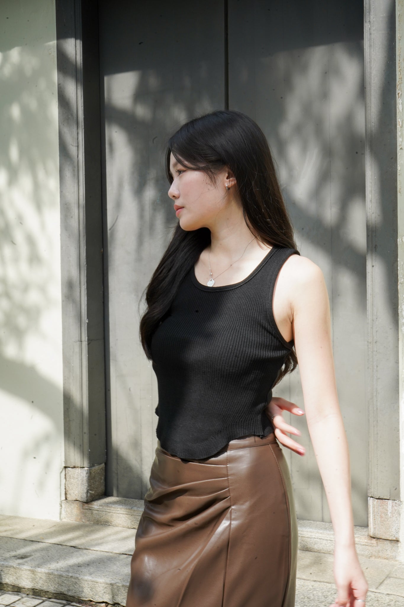 Axel Curved Hem Top (Black)