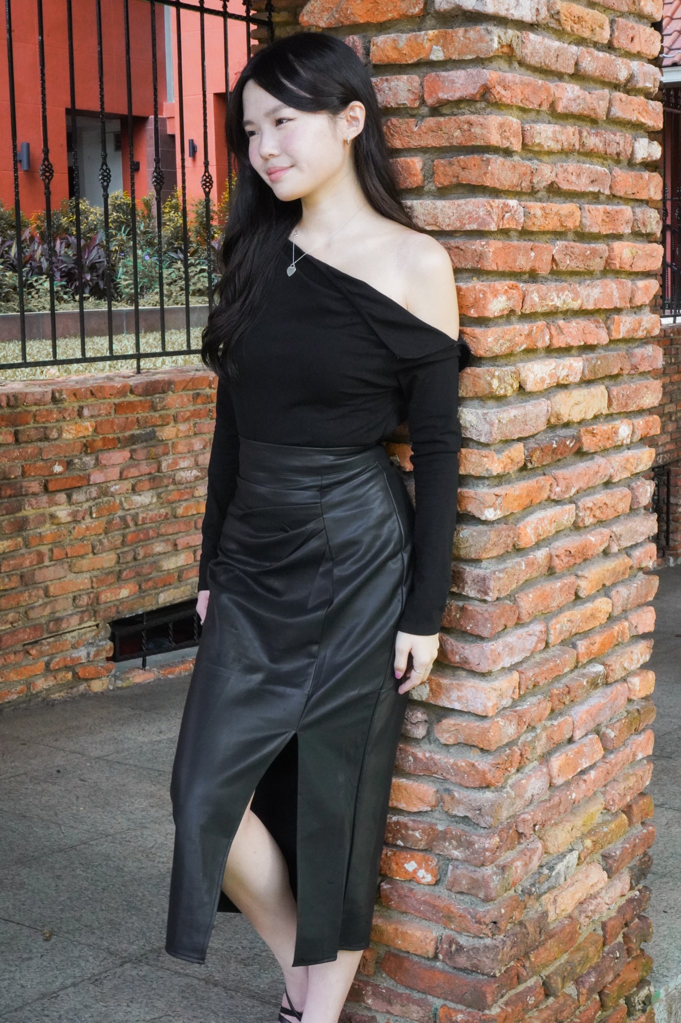 Hannah Asymmetrical Top (Black)