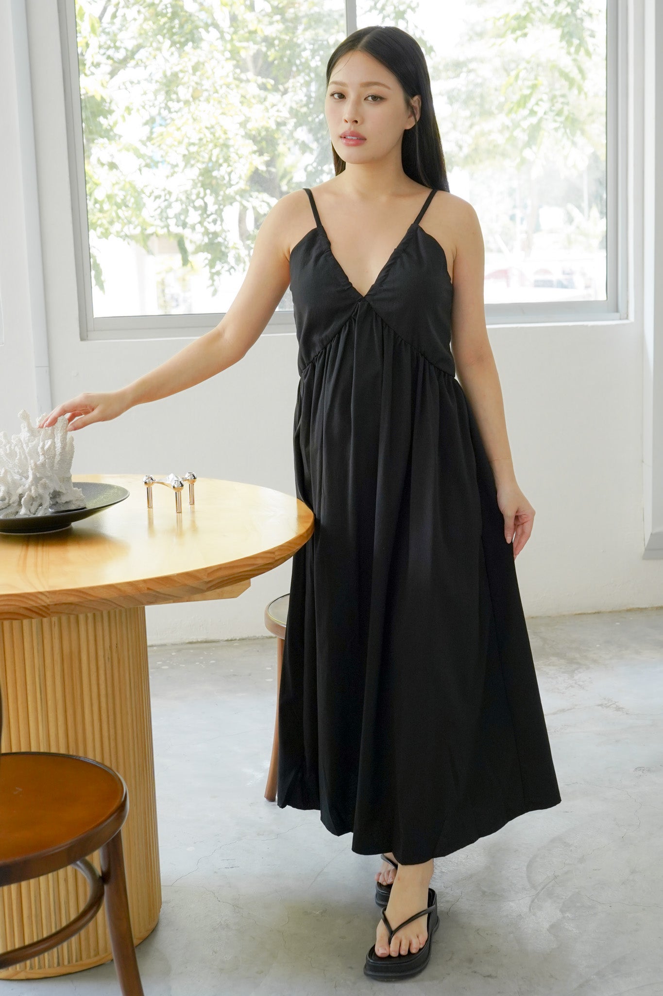 Cora V-neck Sleeveless Dress (Black)