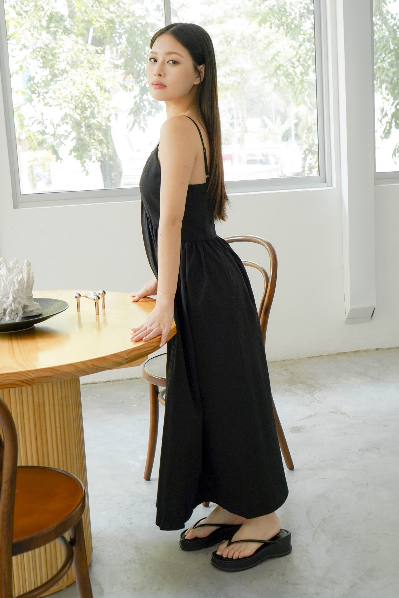 Cora V-neck Sleeveless Dress (Black)