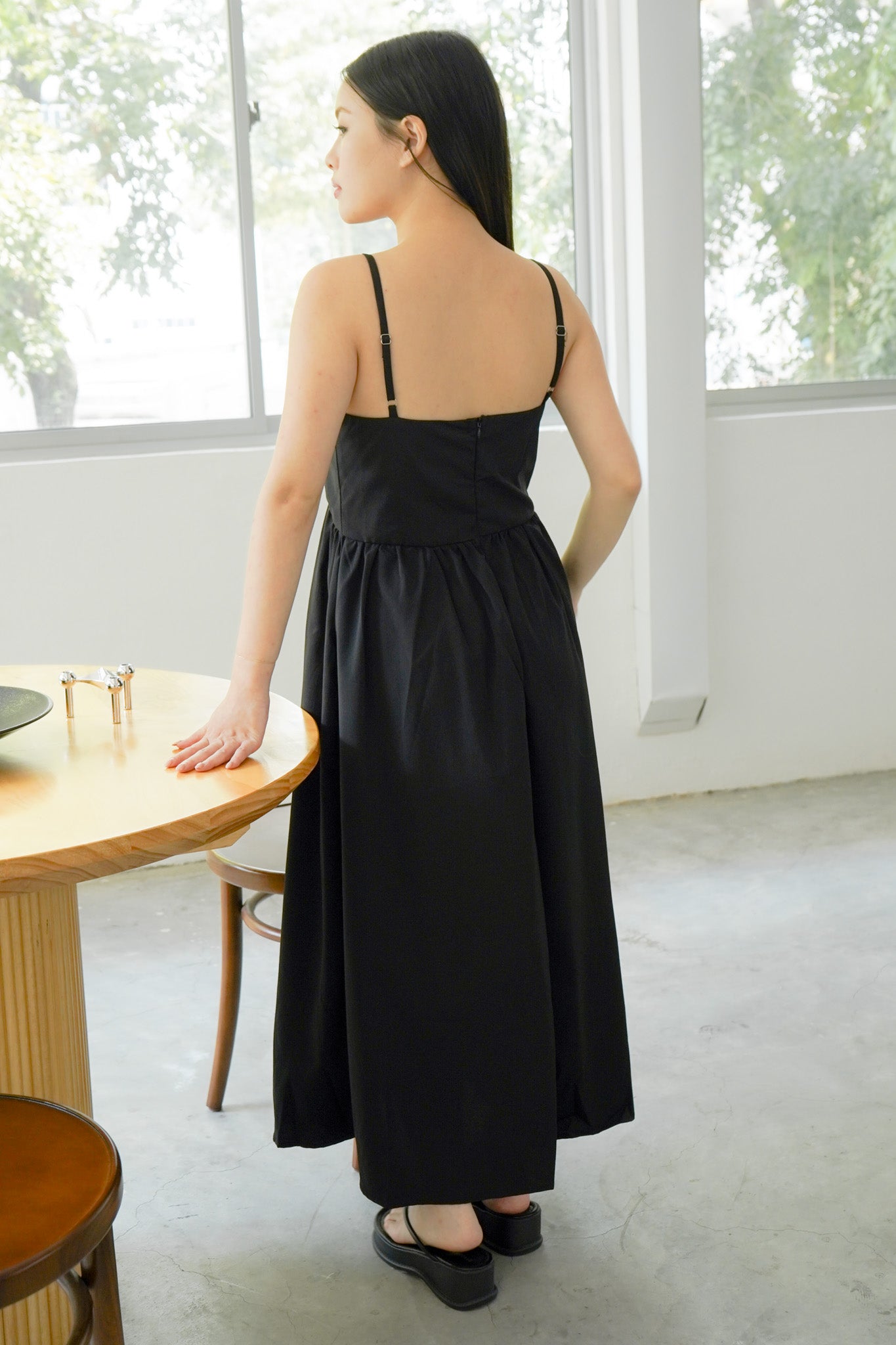 Cora V-neck Sleeveless Dress (Black)