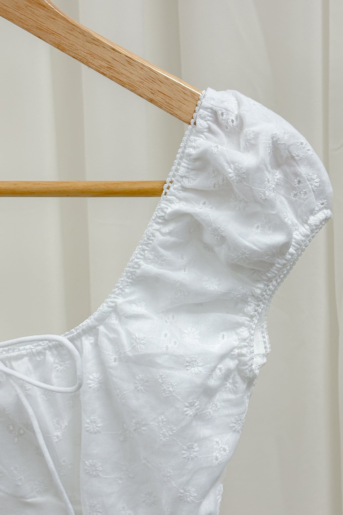 Zoey White lace u-shape cap sleeve cropped top (front ribbon)