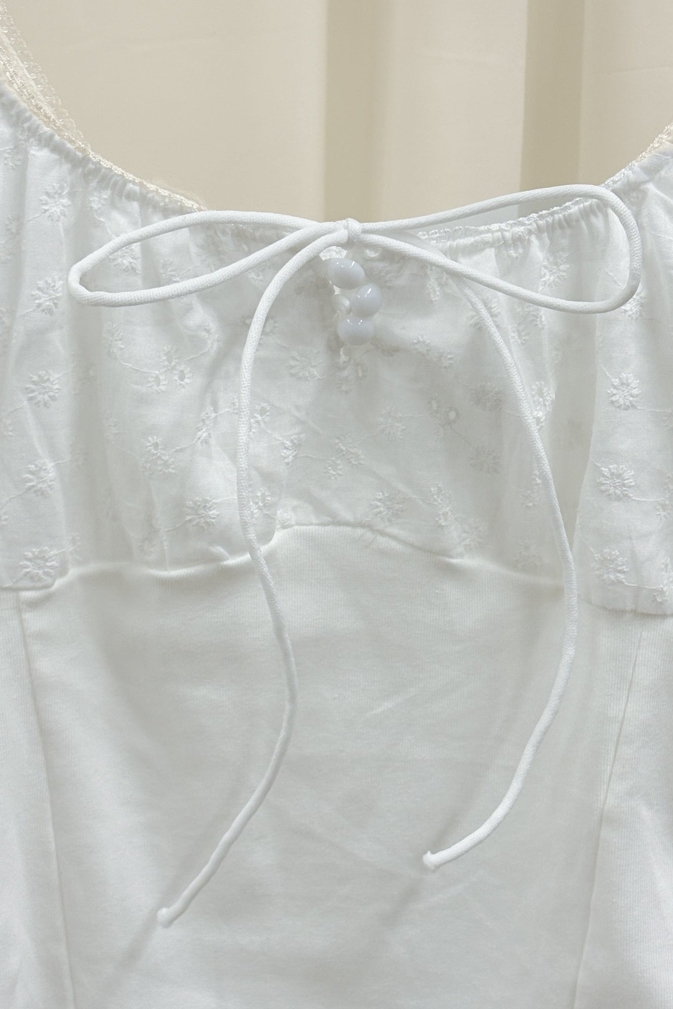 Zoey White lace u-shape cap sleeve cropped top (front ribbon)