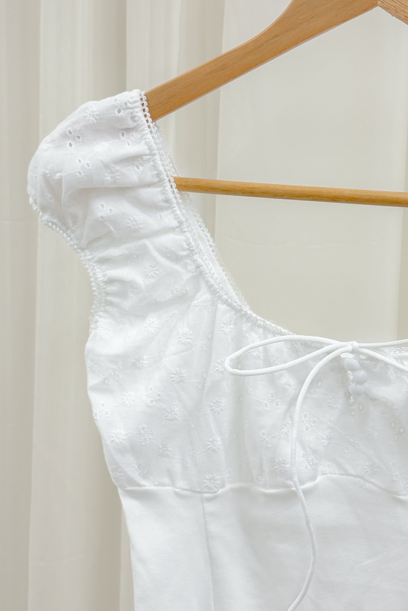 Zoey White lace u-shape cap sleeve cropped top (front ribbon)