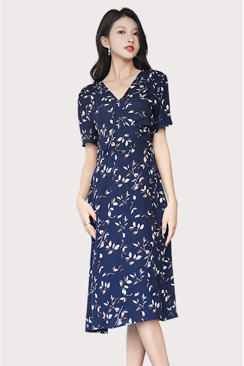 V-neckline and short sleeves wrap dress