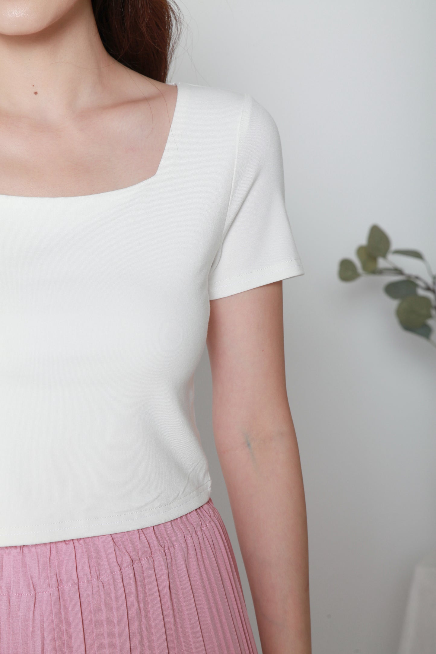 Basic Short-sleeved Square-neck Crop Tee