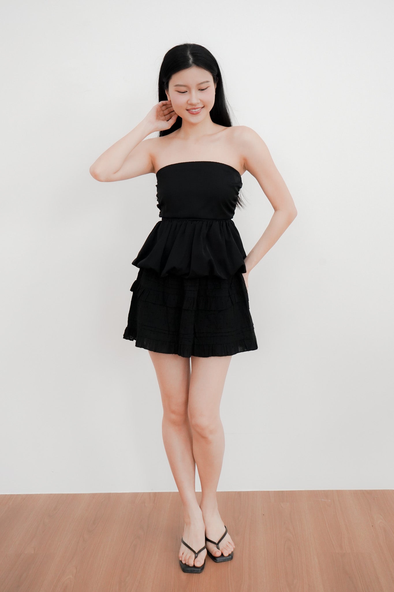 Arden Bubble Hem Ruched Tube Top (Black)