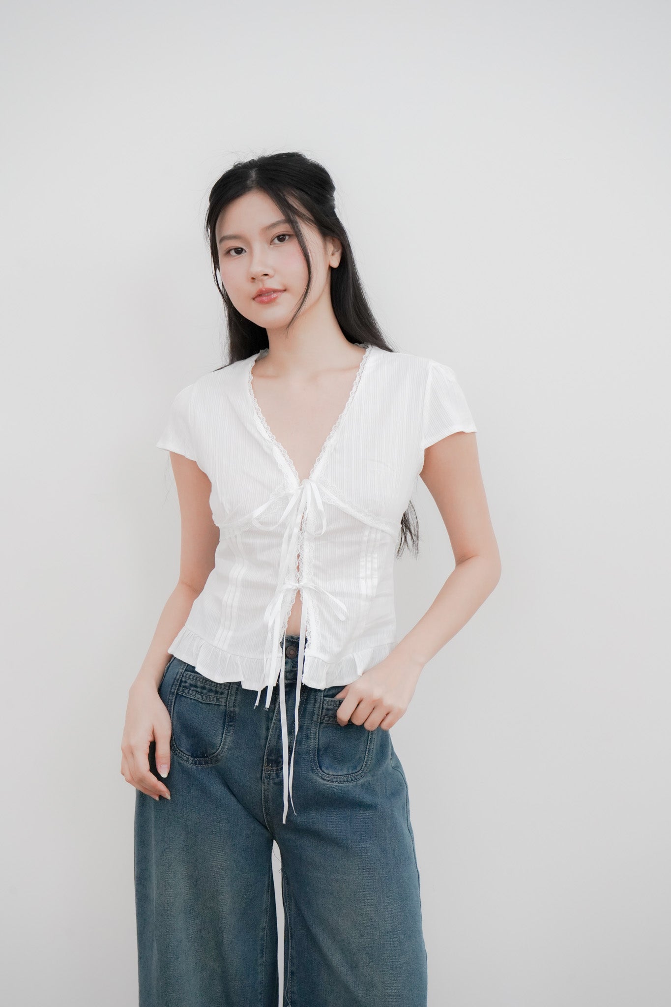 Luna White lace v-neck with ribbon