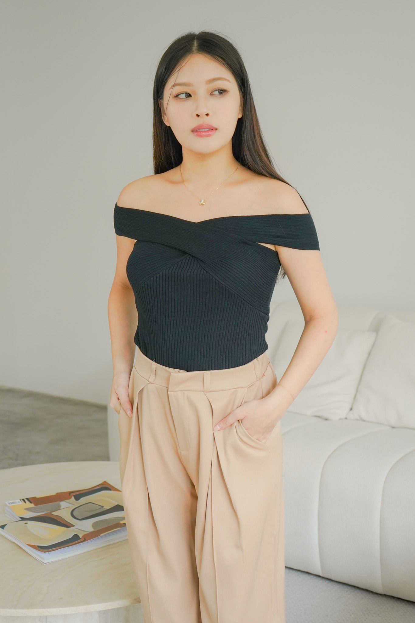 Arden Halter / Off-shoulder Top (Black)