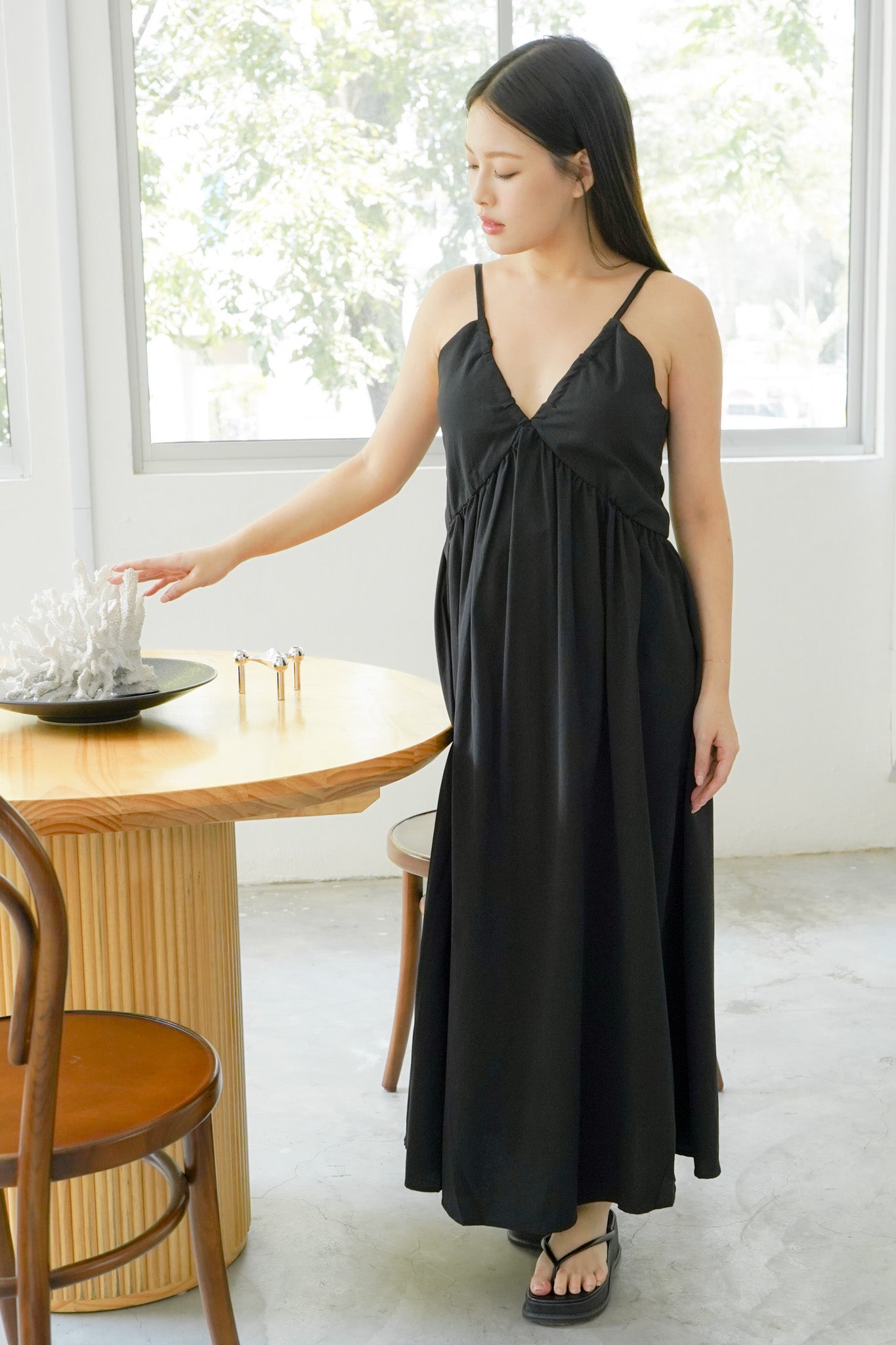 Cora V-neck Sleeveless Dress (Black)