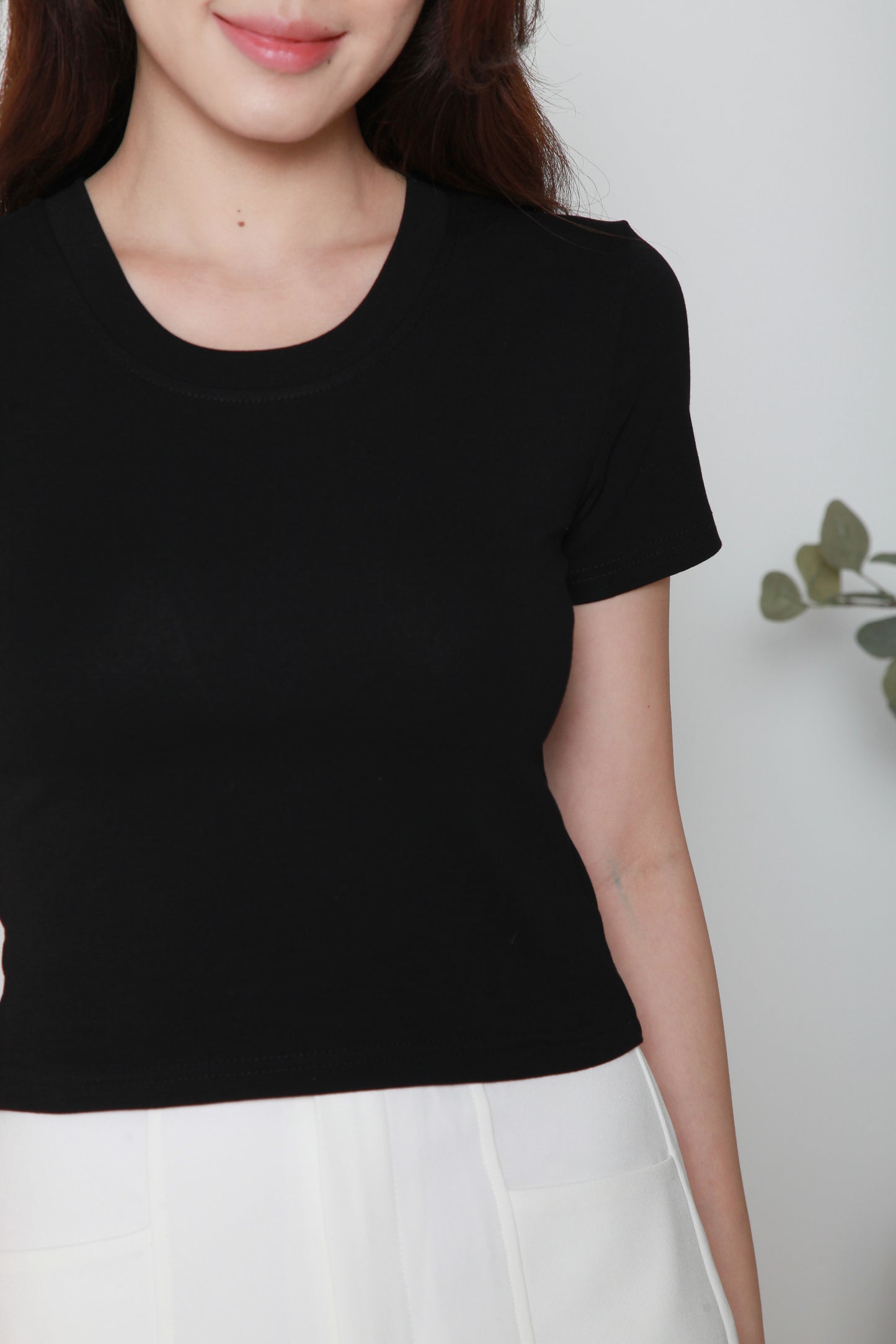 Black Round-neck Crop Tee